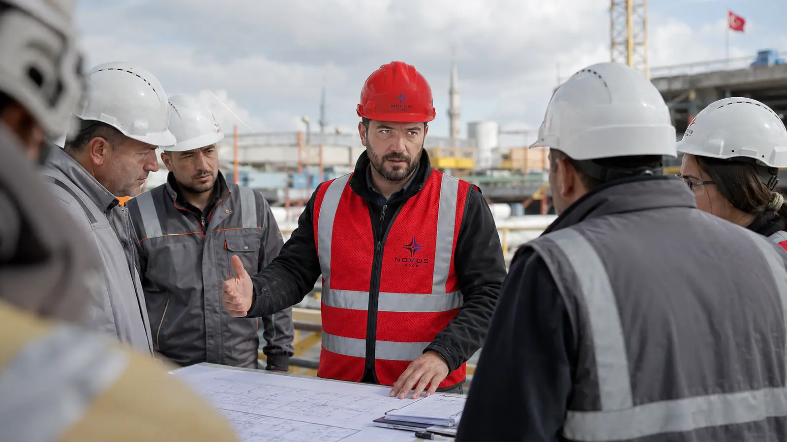 Farklı firma ekipleri saha koordinasyon toplantısı yapıyor