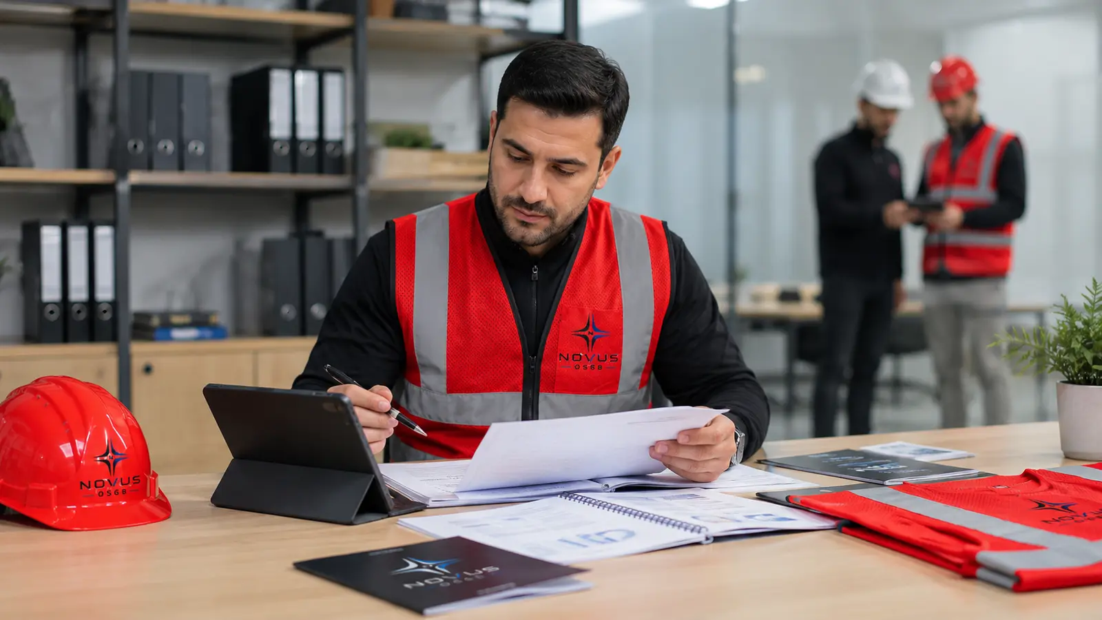 NOVUS iş güvenliği uzmanı işletme temsilcileriyle sahada değerlendirme yapıyor